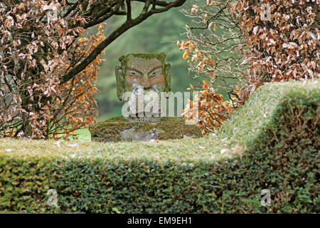 Statue im Garten Einstellungen Stockfoto
