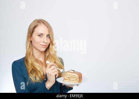 junge Frau mit einem Kuchen Stockfoto