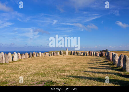 Ale Steinen / Ales Stenar, Megalith-Stein Oval Monument vertreten Stein Schiff in der Nähe von Kåseberga, Skane, Schweden Stockfoto