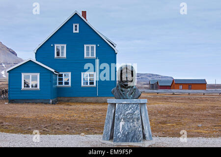 Statue von Roald Amundsen, norwegischer Explorer, in dem abgelegenen Dorf Ny Alesund in Spitzbergen, Norwegen Stockfoto