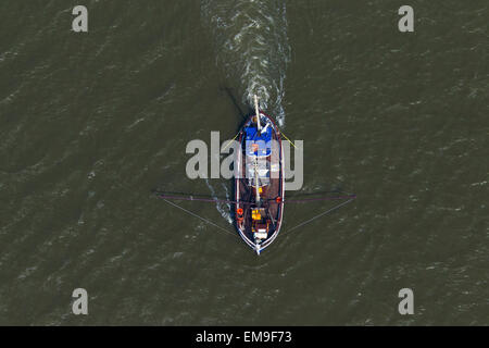 Luftaufnahme des blauen Garnelen Trawler Bootsfischerei für Garnelen auf hoher See Stockfoto