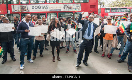 London, UK. 17. April 2015.  Äthiopier, die in London lebende versammeln sich vor der südafrikanischen Botschaft in Trafalgar Square zum protest gegen die fremdenfeindliche Gewalt in Südafrika stattfindet.  Nach der Demonstranten haben Zulu Leute gesagt, dass Ausländer, einschließlich der Äthiopier, sollten packen und Südafrika verlassen. Bildnachweis: Stephen Chung / Alamy Live News Stockfoto