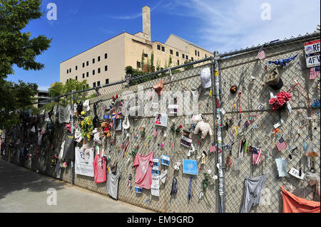 April 2015 - Datei - am 19. April 1995, eine LKW-Bombe Explosion außerhalb der Alfred P. Murrah Federal Building in Oklahoma City, Oklahoma, verletzten linken 168 Menschen getötet und Hunderte mehr. Die Explosion wurde durch regierungsfeindlichen militante Timothy McVeigh, der im Jahr 2001 für seine Verbrechen hingerichtet wurde abgesetzt. Seine Mitverschwörer Terry Nichols erhielt Leben im Gefängnis. Im Bild - 17. September 2010 - Oklahoma City, Oklahoma, USA - eines Zauns rund um den Oklahoma City bombing Ort wo Menschen legen Sie Gegenstände, die 168 Menschen Respekt zollen, die in den 19. April 1995 Bombenanschlag getötet wurden. (Kredit-Bild: © John Pyle/Cal Stockfoto