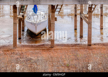 Ein Segelboot Liegt in ein paar cm Wasser in der Marina von einer Dürre striken kommunalen Versorgung, Lake Hefner, in Oklahoma City, Oklahoma, USA Stockfoto