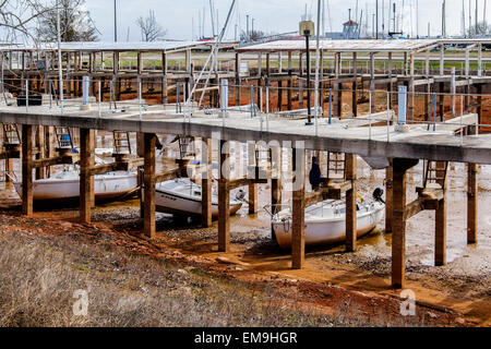 Segelboote ruht in ein paar cm Wasser in der Marina von einer Dürre - Striken kommunalen Versorgung, Lake Hefner, in Oklahoma City, Oklahoma, USA Stockfoto