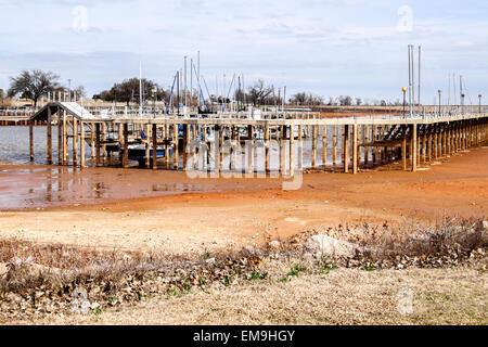 Segelboote ruht in ein paar cm Wasser in der Marina von der Trockenheit betroffenen kommunalen Versorgung, Lake Hefner, in Oklahoma City, Oklahoma, USA. Stockfoto