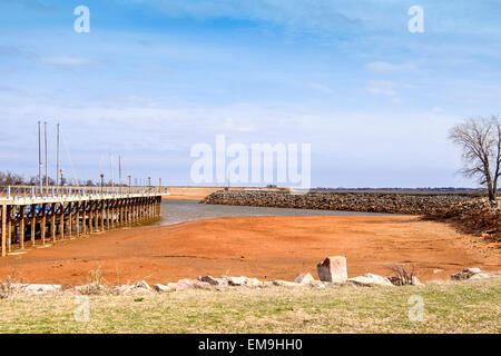 Niedrige Wasser zeigt ein trockenes Flußbett in der Marina von der Trockenheit betroffenen kommunalen Wasserversorgung, Lake Hefner, in Oklahoma City, Oklahoma, USA. Stockfoto