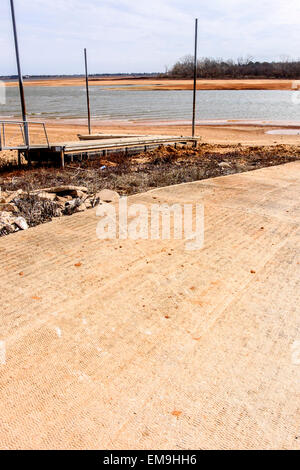 Eine Bootsanlegestelle und Rampe ruht vom Ufer entfernt Gewässer" in den von der Dürre betroffenen Lake Hefner, eine kommunale Wasserversorgung von Oklahoma City hoch und trocken, OK, USA Stockfoto