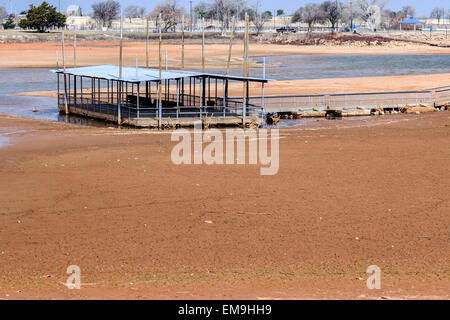 Ein Angeln Dock ist links Gestrandet im Schlamm und Wasser in Dürre betroffenen Lake Hefner, Oklahoma City, Oklahoma, USA Stockfoto