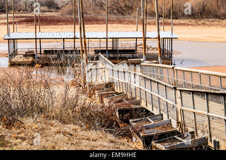 Eine Station ist in Schlamm und Wasser in Dürre betroffenen Lake Hefner, Oklahoma City, Oklahoma kommunale Wasser. USA. Stockfoto