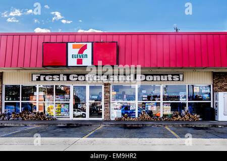 Die Stoßfänger vorne und Parken von einem 7Eleven Supermarkt in Oklahoma City, Oklahoma, USA. Stockfoto