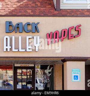 Gasse dampft, ein Geschäft mit Tabakwaren Dampf zurück. Oklahoma City, Oklahoma, USA. Stockfoto