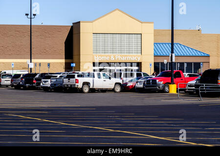 Das äußere vor einem Walmart Stores und Parkplatz in Oklahoma City, Oklahoma, USA. Stockfoto