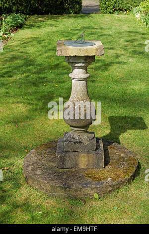 Sonnenuhr in ländlichen Einstellungen Stockfoto