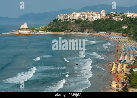 Ansicht von Sperlonga und Levante Strand, auf der linken Torre Truglia, Latium, Italien Stockfoto