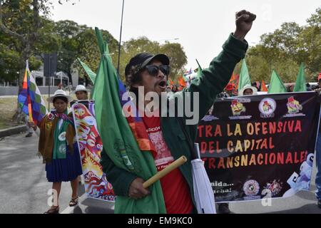 Buenos Aires, Argentinien. 17. April 2015. Schließen der Kontinentalkongress VI von CLOC-VC (Latin American ländliche Organisationen koordinieren Commitee - Via Campesina) Rallye Demonstranten an der US-Botschaft in Buenos Aires zum Gedenken an die Internacional Day '' Campesino'' Kampf. Bildnachweis: Patricio Murphy/ZUMA Draht/Alamy Live-Nachrichten Stockfoto