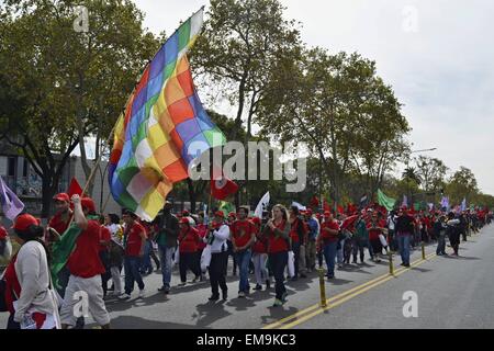 Buenos Aires, Argentinien. 17. April 2015. Schließen der Kontinentalkongress VI von CLOC-VC (Latin American ländliche Organisationen koordinieren Commitee - Via Campesina) Rallye Demonstranten an der US-Botschaft in Buenos Aires zum Gedenken an die Internacional Day '' Campesino'' Kampf. Bildnachweis: Patricio Murphy/ZUMA Draht/Alamy Live-Nachrichten Stockfoto