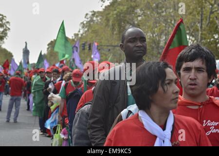 Buenos Aires, Argentinien. 17. April 2015. Schließen der Kontinentalkongress VI von CLOC-VC (Latin American ländliche Organisationen koordinieren Commitee - Via Campesina) Rallye Demonstranten an der US-Botschaft in Buenos Aires zum Gedenken an die Internacional Day '' Campesino'' Kampf. Bildnachweis: Patricio Murphy/ZUMA Draht/Alamy Live-Nachrichten Stockfoto