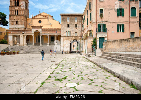 Terracina, Piazza Municipio mit Dom (Kirche San Cesareo) und alten Via Appia, Latium, Italien Stockfoto