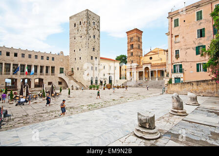 Terracina, piazza Municipio (Foro Emiliano) mit Frumentaria-Turm, Dom, Kirche San Cesareo und Ruinen römischer Säulen, Latium, Italien Stockfoto