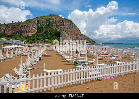 Beach Resort und Sant'Angelo Berg mit der Tempel des Jupiter (Tempio di Giove Anxur) auf der Oberseite, Terracina, Latium, Italien Stockfoto