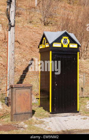 Old fashioned AA box in gelben und schwarzen Lackierung auf der A708 neben dem Schafgarbe Wasser Fluss, Moffat, Dumfries und Galloway, Scot Stockfoto