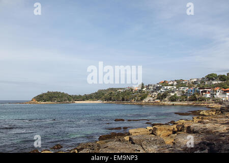 Felsige Küste an der Cabbage Tree Bay und die Aussicht in Richtung Shelly Beach in Manly, Sydney, Australien. Stockfoto