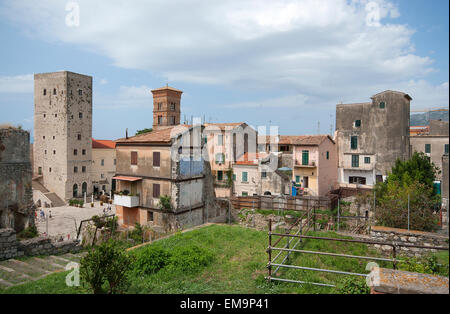 Terracina, auf der linken Seite der Frumentaria-Turm und dem oberen Rand der Glockenturm des Doms, Latium, Italien Stockfoto