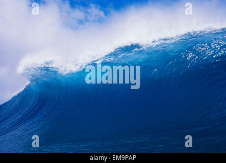 Blaue Welle Curling über Lauf mit Wildwasser bilden. Stockfoto