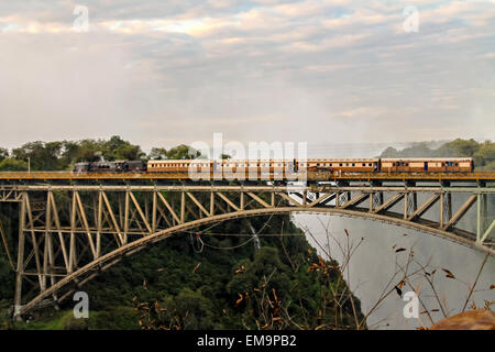 Zug an den Victoria Fällen Stockfoto