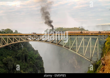 Zug an den Victoria Fällen Stockfoto