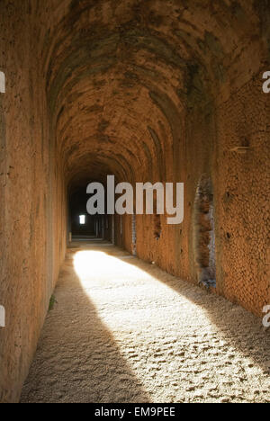 Einfallendes Licht in den Tempel des Jupiter Anxur, Tempio di Giove, Terracina, Latium, Italien Stockfoto