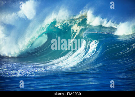 Stürmischen Ozean Wave Curling über mit Tünche und ein Barrel bilden Stockfoto