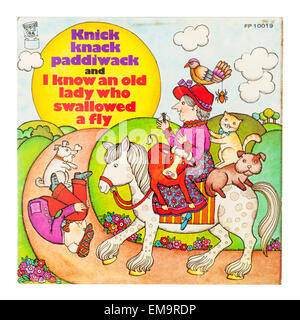 Eine Kinder-Vinyl-Schallplatte genannt Knick-Knack-Paddiwack auf weißem Hintergrund Stockfoto