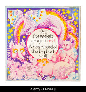Eine Kinder-Vinyl-Schallplatte genannt Blätterteig der magischen Drachen auf einem weißen Hintergrund Stockfoto