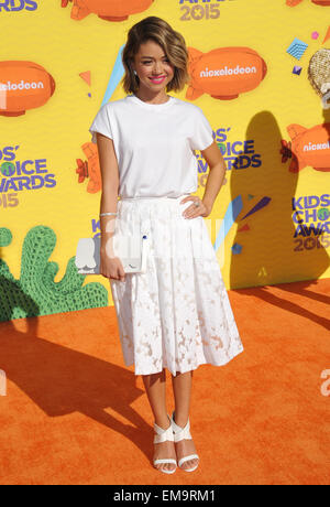 LOS ANGELES, CA - 28. März 2015: Sarah Hyland bei der 2015 Kids Choice Awards am Forum, Los Angeles. Stockfoto