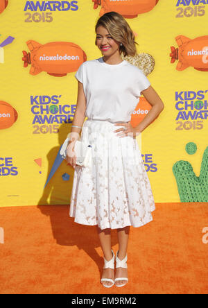 LOS ANGELES, CA - 28. März 2015: Sarah Hyland bei der 2015 Kids Choice Awards am Forum, Los Angeles. Stockfoto