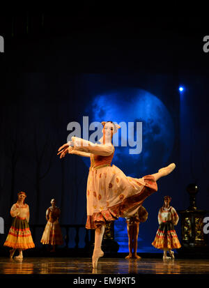 In Johannesburg. 17. April 2015. Tänzerinnen der Liaoning Ballet of China und Joburg Ballett in Südafrika führen "Schwanensee" im Teatro Joburg in Johannesburg, Südafrika. "Swan Lake", präsentiert von Joburg Ballett und Liaoning Ballet of China, debütierte hier am Freitag. Als Highlight Event im Jahr Chinas in Südafrika soll der Co präsentiert "Schwanensee" in Johannesburg und Bloemfontein zwanzig Mal insgesamt in den kommenden Tagen gezeigt werden. © Zhai Jianlan/Xinhua/Alamy Live-Nachrichten Stockfoto