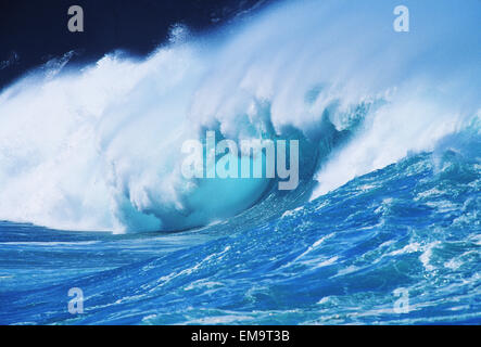 Hawaii, Oahu, North Shore; Türkis Wave Eisstockschießen Absturz mit Nebel Abblasen Tipp Stockfoto