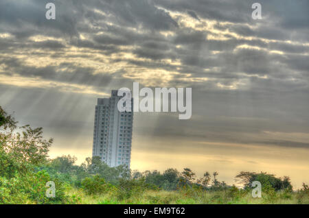 Sonnenstrahlen herab auf ein Hochhaus bei einem Sonnenaufgang in Panama Stockfoto