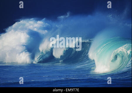 Hawaii, Oahu, Waimea Bay; Türkisfarbene Wellen Eisstockschießen Absturz mit Wolken von White Wash Stockfoto