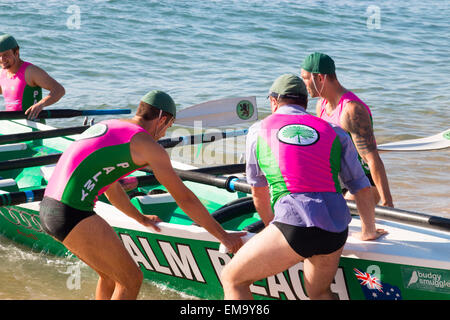 Traditionelles Surfboot-Rennen am bilgola Strand, Sydney Northern Beaches, Australien Stockfoto