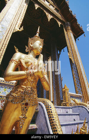 Thailand, Bangkok, Grand Palace, Wat Phra Keo, close-up goldene Statue Fabelwesen Bewachung Tempel Hintergrund Stockfoto