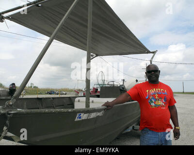 Fischer Orin Bentley zeigt hier Anfang April 2015 mit seinem Boot in Pointe À la Hache in der Nähe von New Orleans, Louisiana. Zwei Jahre nach der BP-Ölkatastrophe im Golf von Mexiko, schloss er sein Geschäft. Pointe à la Hache auf der östlichen Seite des Mississippi-Deltas war am stärksten betroffen von den Schwall von Rohöl, das 87 Tage machten in den Gewässern des Golfs floss. BP zahlte ihm Schäden von 140.000 Dollar. Foto: Johannes Schmitt-Tegge/dpa Stockfoto