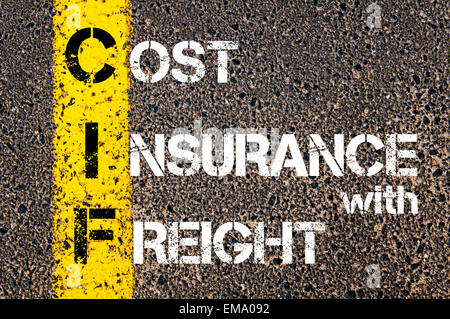 Geschäftliche Akronym CIF-Kosten Versicherung mit Fracht. Gelbe Farbenlinie auf der Straße gegen Asphalt Hintergrund. Konzeptbild Stockfoto