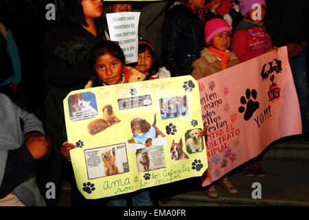 La Paz, Bolivien, 17. April 2015. Kinder halten Plakate während eines Marsches durch Tierschützer fordern, dass die Regierung Gesetze zum Schutz der Tiere vor Missbrauch und Menschenhandel und Erhöhung der Strafen für diese fand schuldig von Grausamkeit gegenüber Tieren geht. Bildnachweis: James Brunker / Alamy Live News Stockfoto