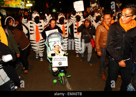 La Paz, Bolivien, 17. April 2015. Tier Rechte Aktivisten und die Zebras von La Paz März auf Nachfrage der Regierung verabschiedet Gesetze, Tiere vor Missbrauch zu schützen und um Strafen für diejenigen schuldig der Grausamkeit gegenüber Tieren zu erhöhen. Bildnachweis: James Brunker / Alamy Live News Stockfoto