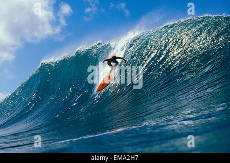 Aktion, North Shore, Oahu, Hawaii gedreht Keala herunterfallen steile Welle über zu Curl Stockfoto