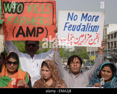 Lahore, Pakistan. 17. April 2015. Pakistanische Aktivisten des Anjuman Mazaraeen Punjab (AMP) "ein Bauern-Organisation" tragen die Spiel-Karten zur Unterstützung ihrer Forderungen am Vorabend des internationalen Tages der Bauern während Demonstration in Lahore. © Rana Sajid Hussain/Pacific Press/Alamy Live-Nachrichten Stockfoto