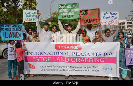 Lahore, Pakistan. 17. April 2015. Pakistanische Aktivisten des Anjuman Mazaraeen Punjab (AMP) "ein Bauern-Organisation" tragen die Spiel-Karten zur Unterstützung ihrer Forderungen am Vorabend des internationalen Tages der Bauern während Demonstration in Lahore. © Rana Sajid Hussain/Pacific Press/Alamy Live-Nachrichten Stockfoto